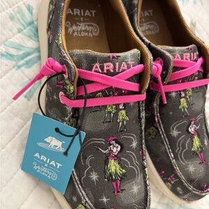 Ariat woman’s Western Aloha Hula Sneakers Loafers 6.5 Slip on Gray & Pink shoes